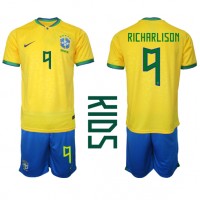 Otroški Nogometni dresi Brazilija Richarlison #9 Domači SP 2022 Kratek Rokav (+ Kratke hlače)
